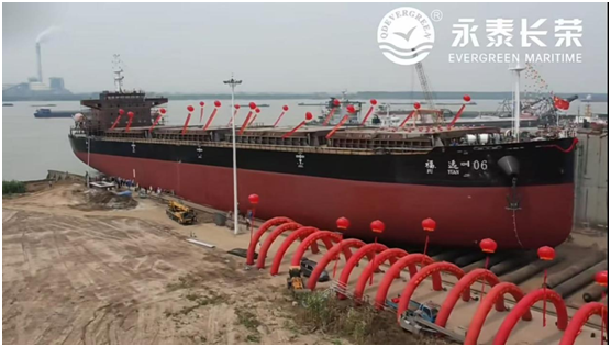 Floating Marine Airbags Glide on the Sea, Praising Qingdao Evergreen's Launch Team for Peace and Prosperity