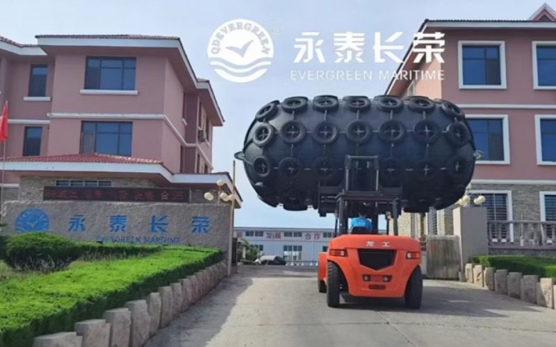 Practical Performance Differences Between Pneumatic and Foam Filled Marine Fenders